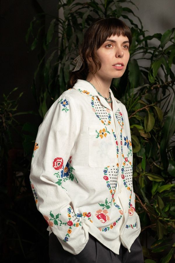 Рубашка Украшенная Повторяющимся Цветочным Узором / Repeating Flowers Pattern Long Sleeve белая - фото 2