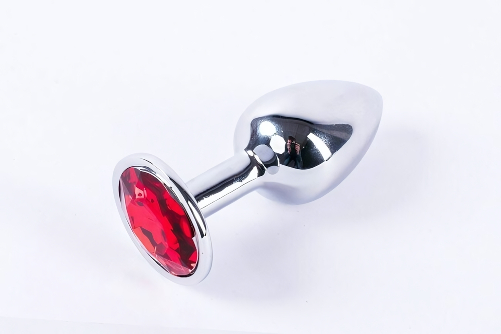 Анальная пробка металлическая серебристая с красным кристаллом Onjoy Metal Plug Silver Medium (Цвет: серебряный с красным)