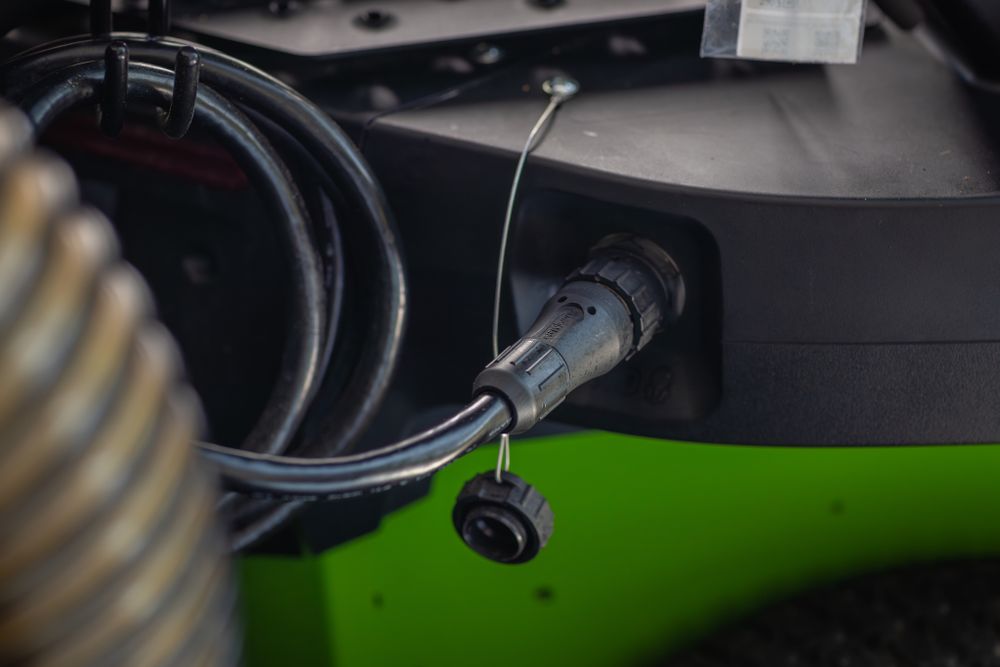 Райдер садовый аккумуляторный с нулевым радиусом разворота Greenworks ZTC152, 82V, 152 см, с АКБ 24 кВтч (7405107)