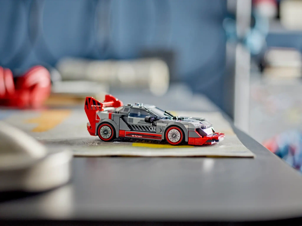 Конструктор LEGO Speed Champions 76921 Гоночный автомобиль Audi S1 e-tron quattro