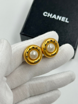 Клипсы с «жемчугом» Chanel