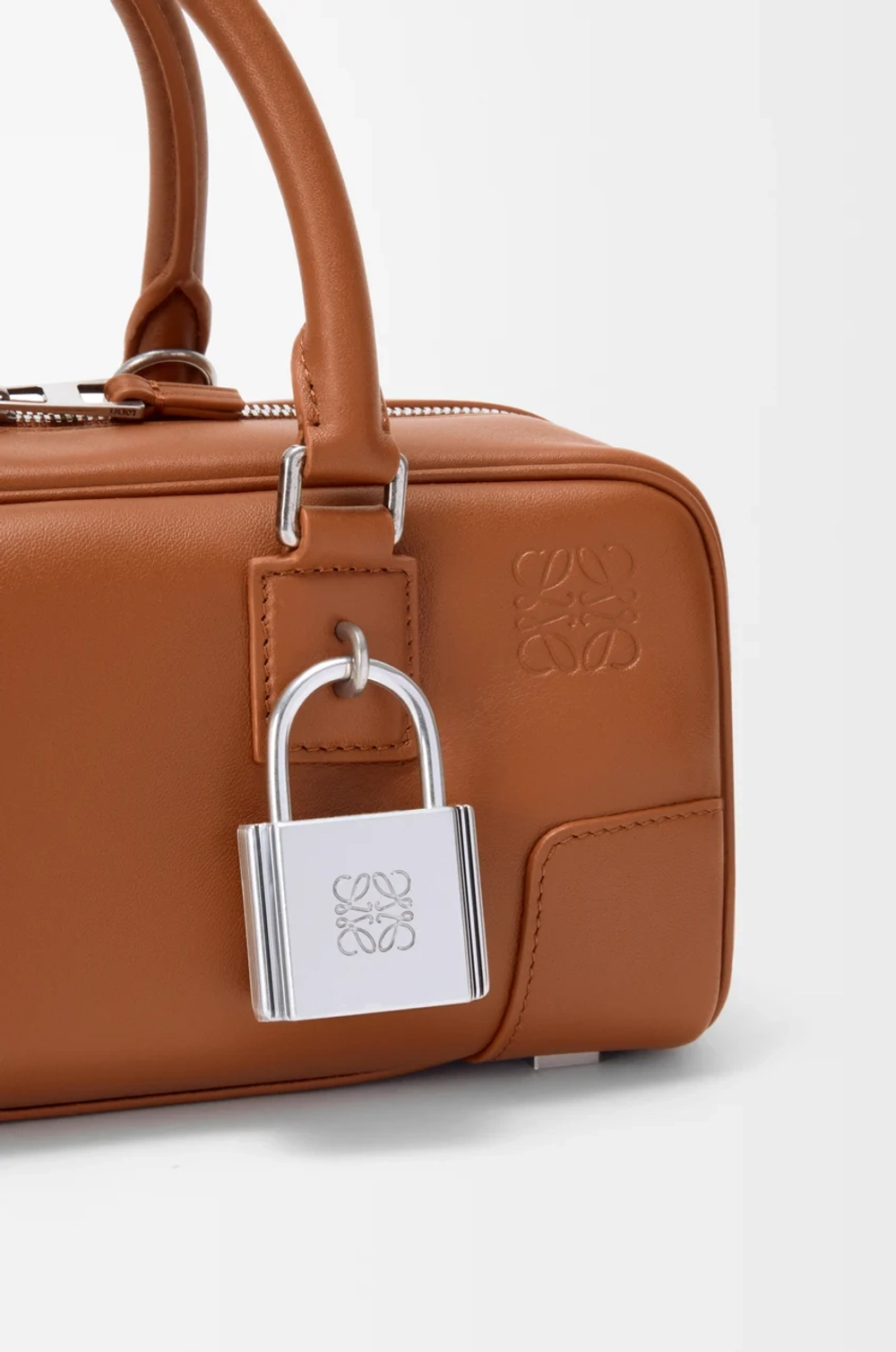 Loewe Укороченная сумка Amazona 23 из блестящей телячьей кожи, светло-коричневый