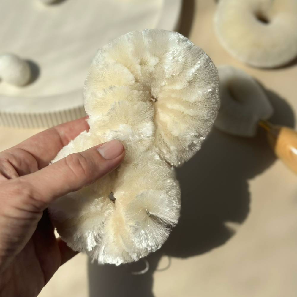 Шелковая щетка для сухого массажа тела, шеи и зоны декольте Tomioka Silk Brush Dry Type
