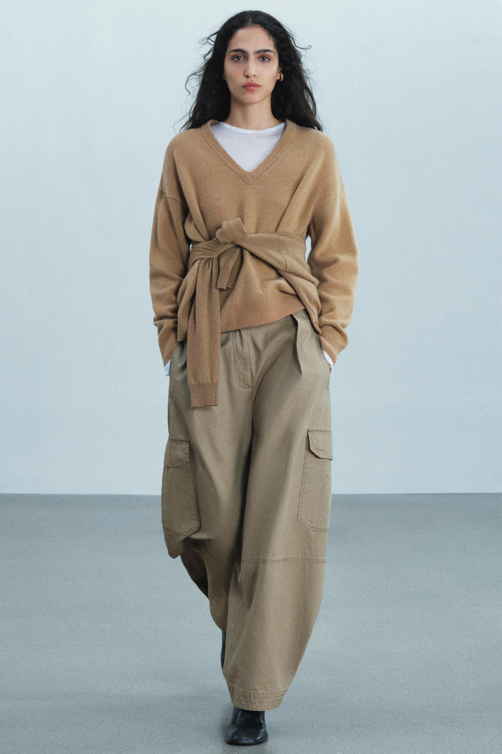 СВИТЕР ИЗ КАШЕМИРА И ШЕРСТИ С V-ОБРАЗНЫМ ВЫРЕЗОМ — ZARA