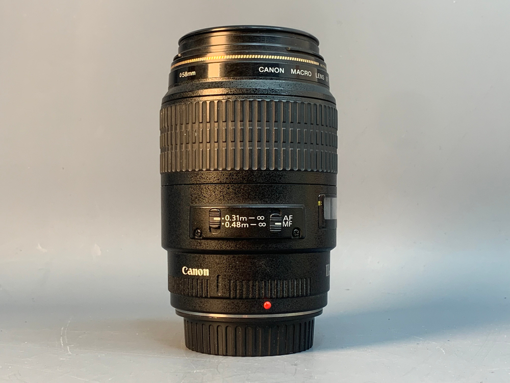 Canon EF 100mm 2.8 Macro USM царапины на передней линзе