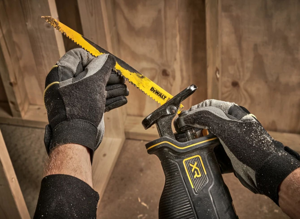 Пила сабельная аккумуляторная DeWALT DCS382N-XJ, без АКБ и ЗУ