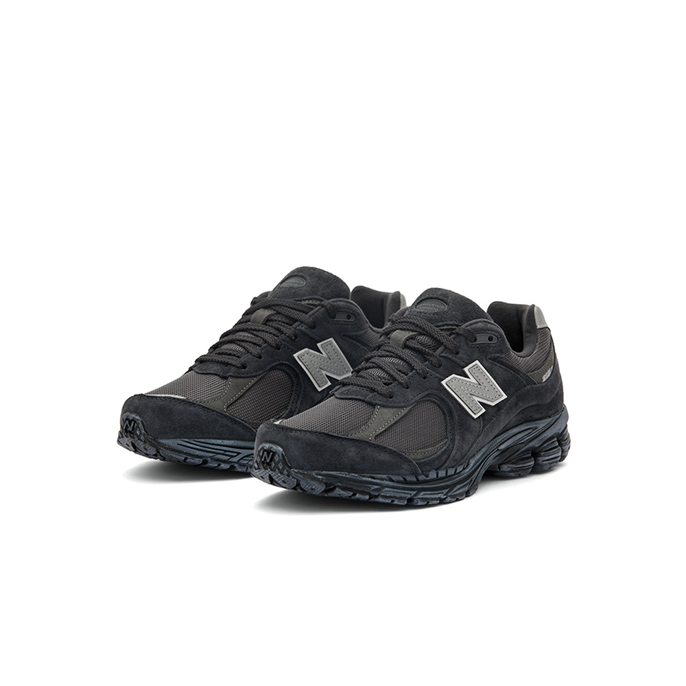 alt="Кроссовки New Balance 2002R арт. M2002RBV черно-серая расцветка вид спереди"