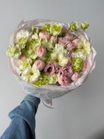 Букет сборный из гортензии, кустовых пионовидных роз, лизиантуса и диантусов