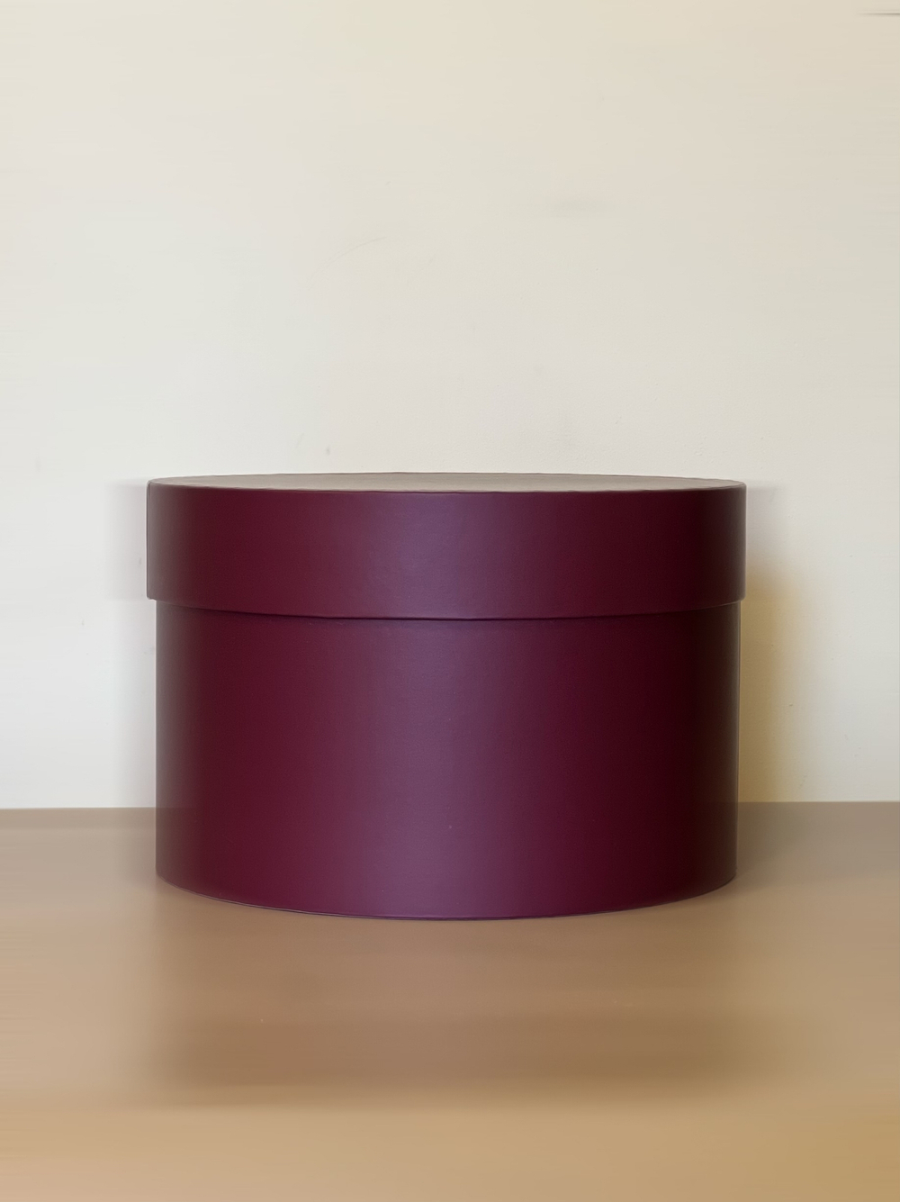 Короткая круглая коробка 22,5 см . Цвет: Бордо   . Розница 350 рублей .