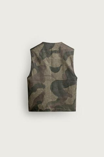 ZARA ЖИЛЕТ С ЭФФЕКТОМ ПОТЕРТОСТИ И АБСТРАКТНЫМ ПРИНТОМ, ХАКИ