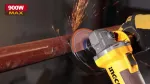 Аккумуляторная УШМ INGCO CAGLI261521 — Рабочий в жёлтой куртке и перчатках режет металлический профиль, от чего летят искры