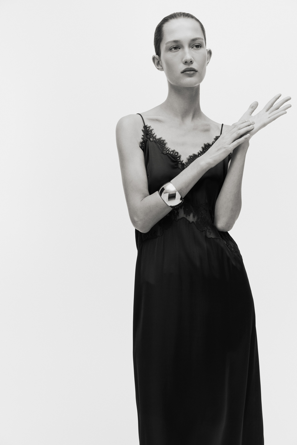 Атласное платье с кружевной лентой — Тёмно-коричневый - H&M