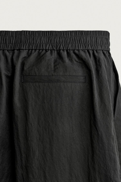 ZARA ШОРТЫ RELAXED FIT ИЗ СТРУЯЩЕЙСЯ ТКАНИ СО СКЛАДКАМИ, ЧЕРНЫЙ