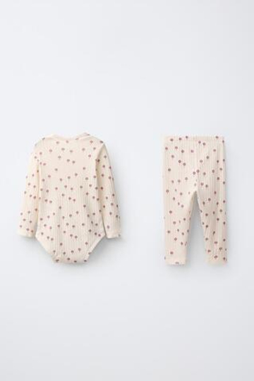 ZARA КОМПЛЕКТ ИЗ БОДИ И ЛЕГИНСОВ С ЦВЕТОЧНЫМ ПРИНТОМ, ПАСТЕЛЬНО-РОЗОВЫЙ