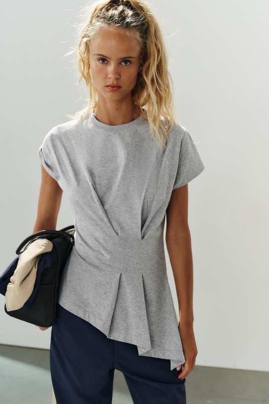 ZARA АСИММЕТРИЧНАЯ ФУТБОЛКА СО СКЛАДКАМИ, СЕРЫЙ МЕЛАНЖ