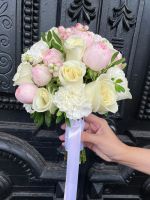 Свадебный букет из диантусов, зелени, кустовых пионовидных и одноголовых роз