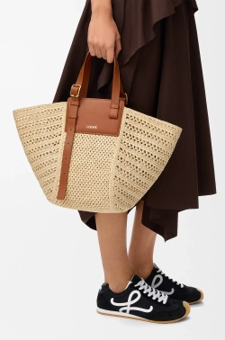 Loewe Сумка Hammock Cabas среднего размера из рафии и телячьей кожи, натуральный/коричневый