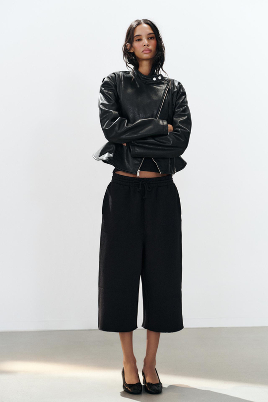ZARA ДЛИННЫЕ ШОРТЫ ИЗ МЯГКОЙ ТКАНИ, ЧЕРНЫЙ