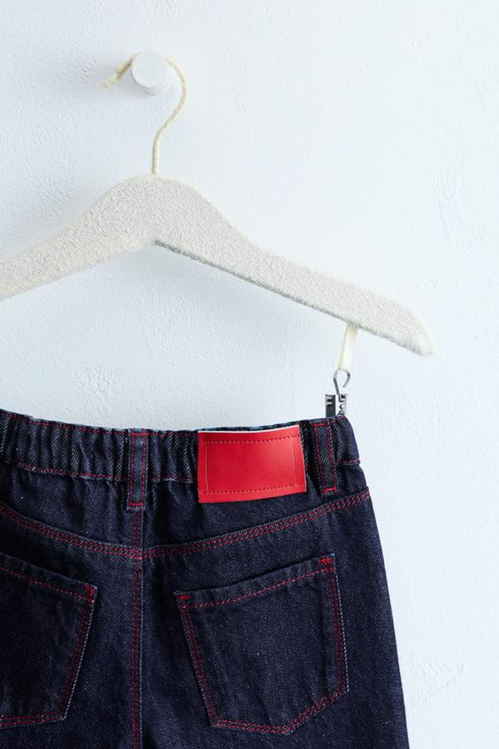 ZARA TIMELESS — ДЖИНСЫ ПРЯМОГО КРОЯ С КОНТРАСТНОЙ СТРОЧКОЙ, СИНИЙ
