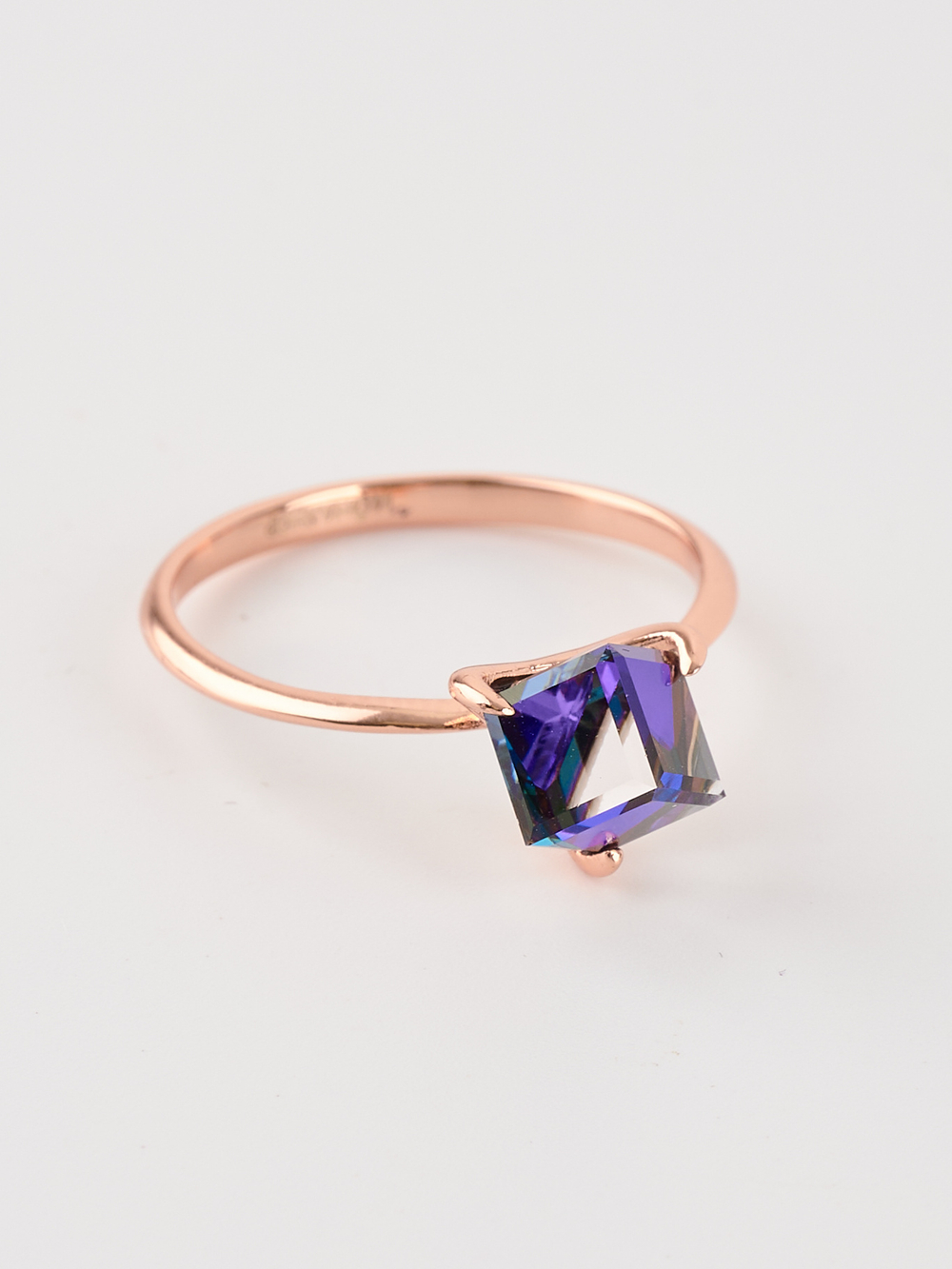 Кольцо Миражи тонкое с фиолетовым кристаллом Swarovski