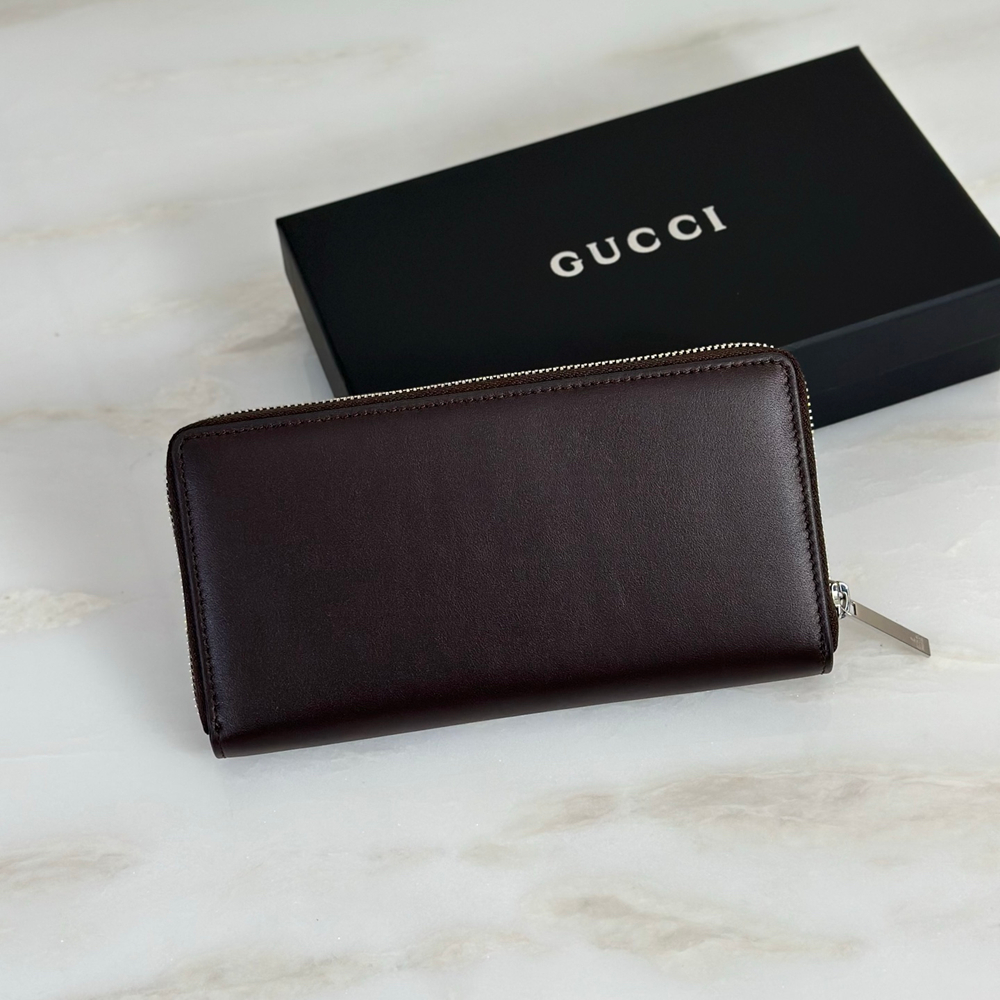 Кошелёк Gucci на молнии с песочной отделкой GG — тёмно-коричневый — фото 2