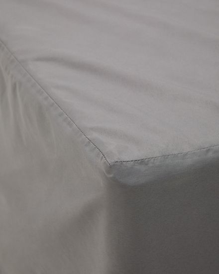 Protectyour outdoor furniture from light and rain with this cover, thanks to its water-repellent sy
