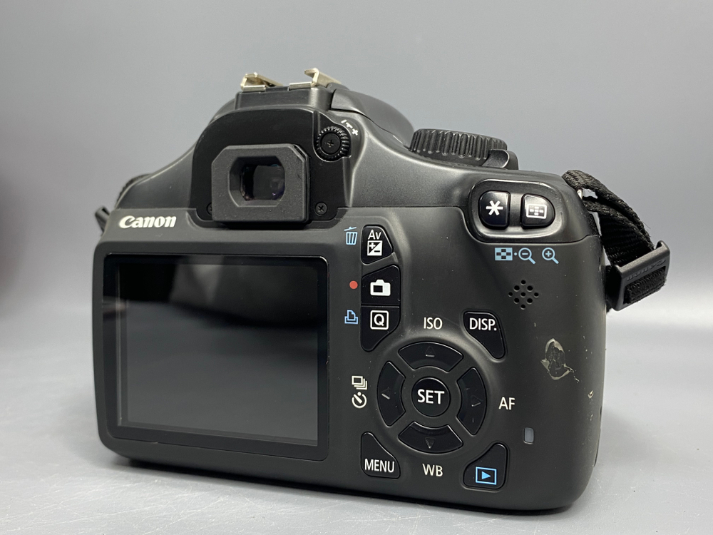 Canon 1100D kit 18-55mm 3.5-5.6 III 4.700 кадров