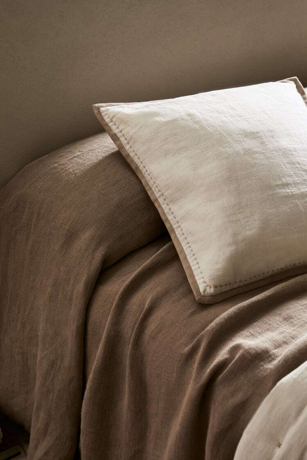 ZARA HOME ЧЕХОЛ ДЛЯ ДЕКОРАТИВНОЙ ПОДУШКИ КОНТРАСТНОЙ КАЙМОЙ, КРЕМОВЫЙ