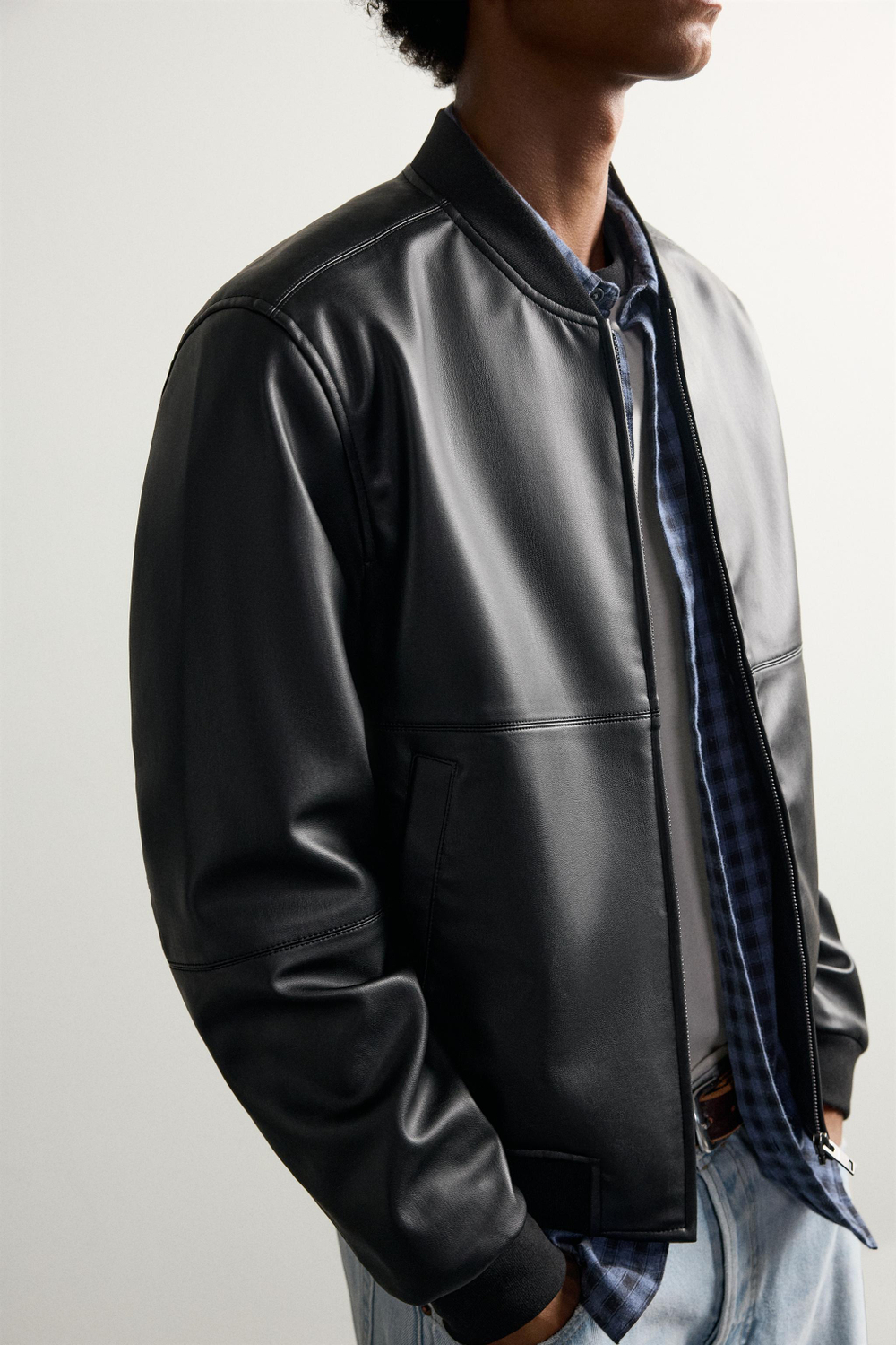 БОМБЕР ИЗ ИСКУССТВЕННОЙ КОЖИ — ZARA · 6318/606