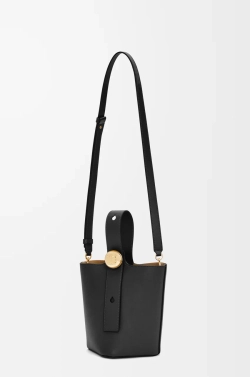 Loewe Мини-сумка-ведро Pebble из гладкой телячьей кожи, черный