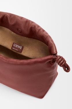 Loewe Сумка Flamenco среднего размера из зернистой телячьей кожи, красное дерево