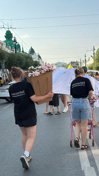 Подарили 1000 цветов Омичам