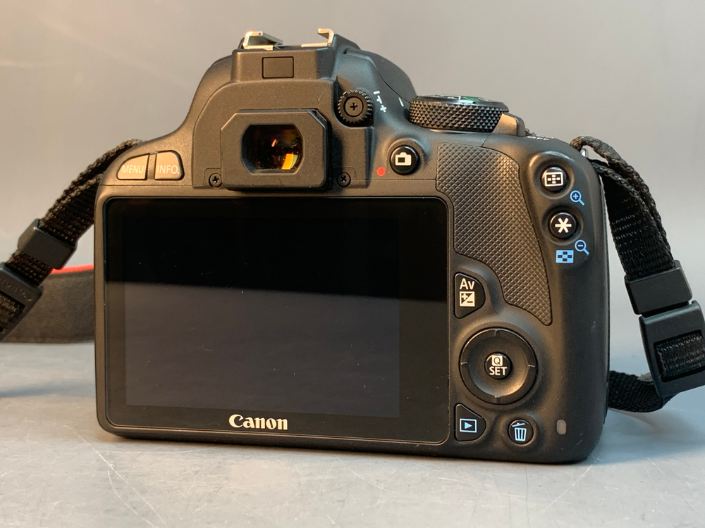 Canon 100D Kit 18-55mm 3.5-5.6 IS STM 5.000 кадров