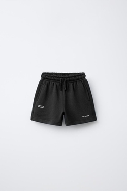 ZARA ШОРТЫ-БЕРМУДЫ БАЗОВЫЕ С ТЕКСТОВЫМ ПРИНТОМ, ЧЕРНЫЙ