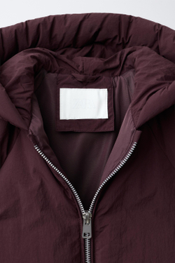 ZARA ПУХОВИК С НАПОЛНИТЕЛЕМ ИЗ ПЕРА И ПУХА WATER REPELLENT, БАКЛАЖАННЫЙ