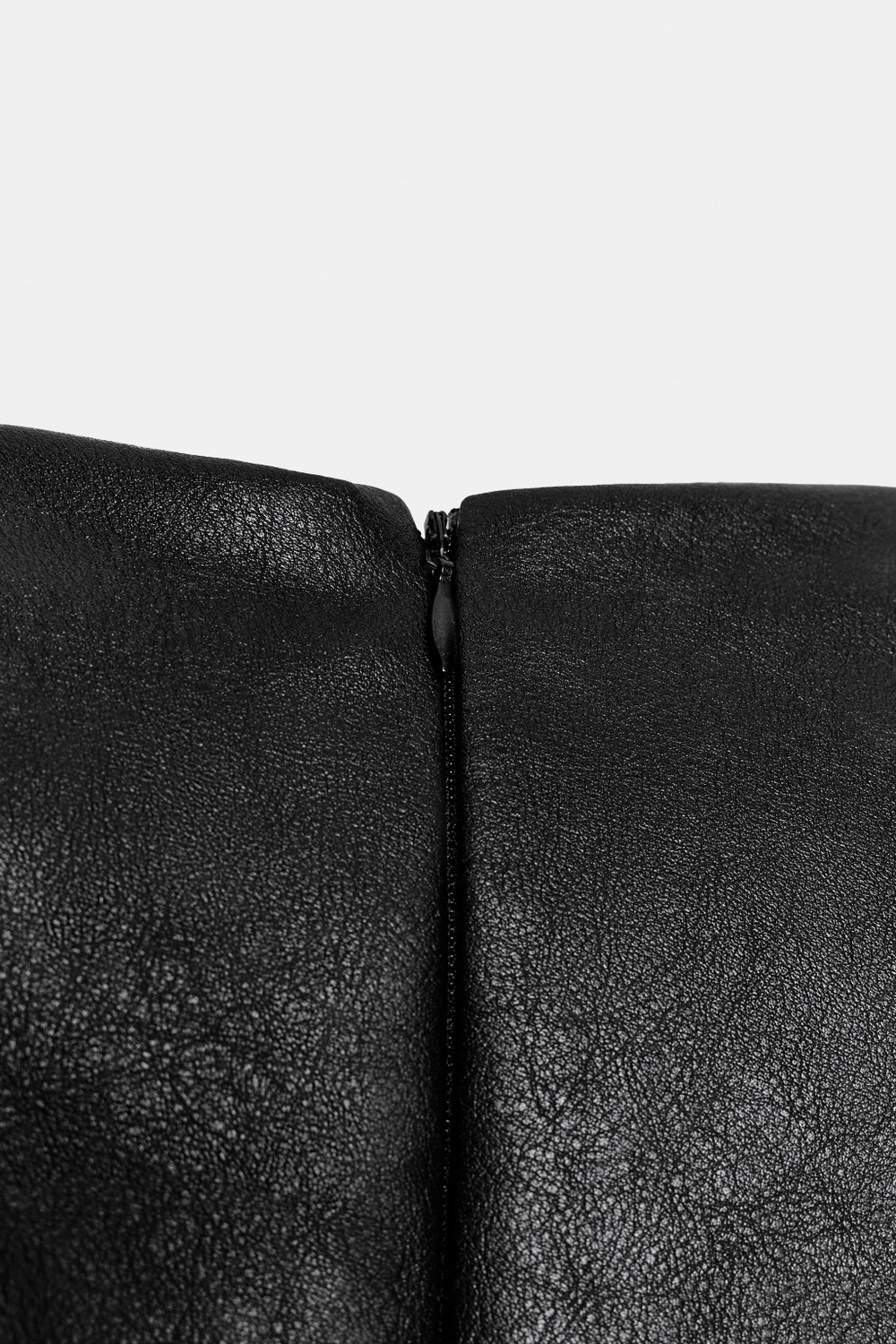 КОРОТКОЕ ПЛАТЬЕ ПОД КОЖУ С ПОДПЛЕЧНИКАМИ — ZARA