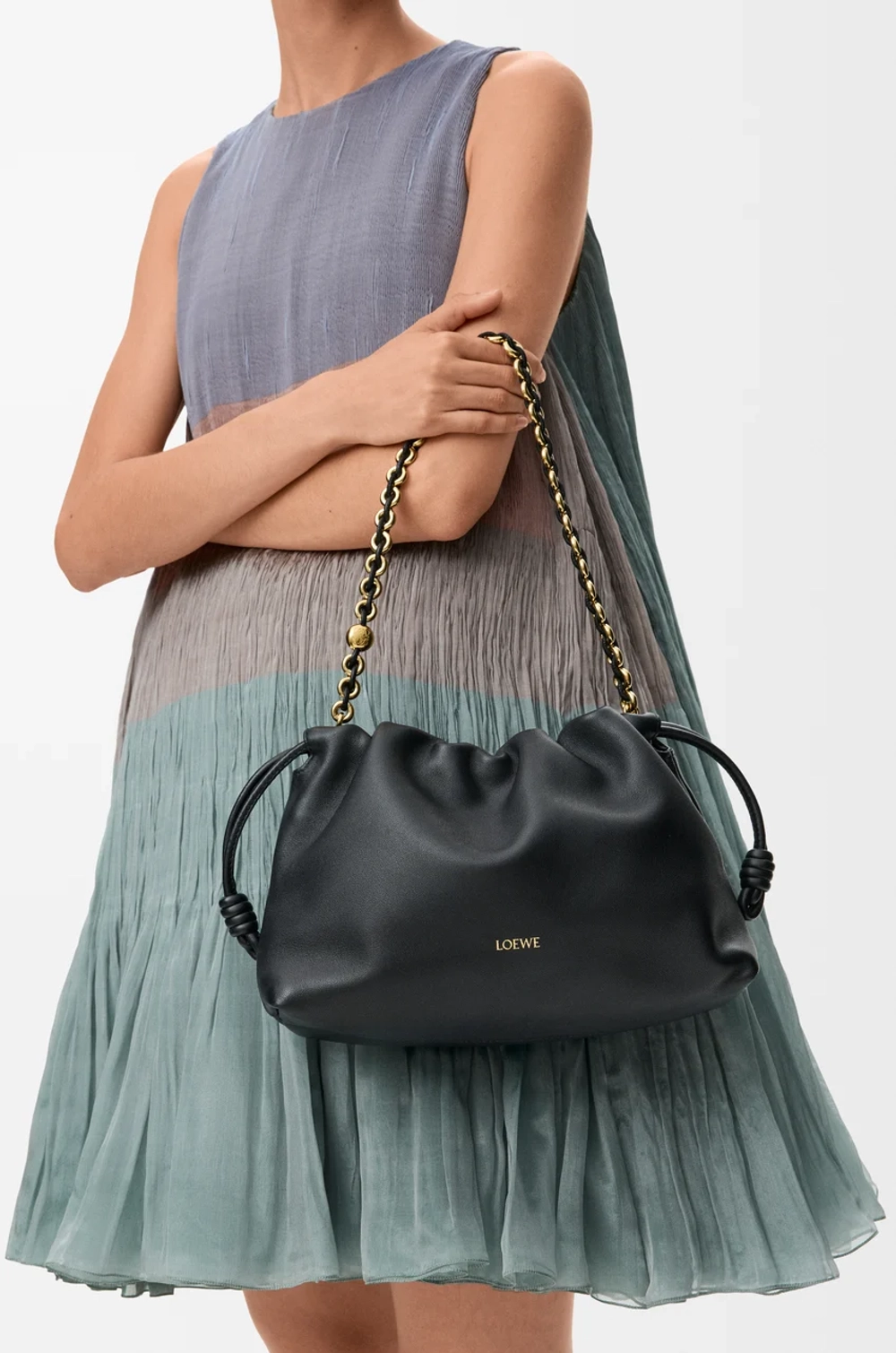 Loewe Сумка Flamenco среднего размера из мягкой кожи ягненка наппа, черный