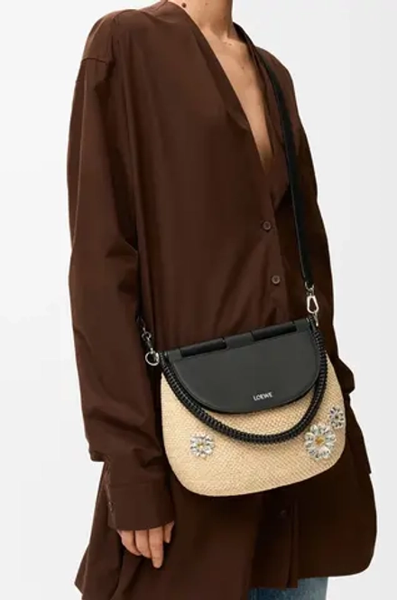 Loewe Средняя сумка Pescador из рафии и телячьей кожи, натуральный/черный