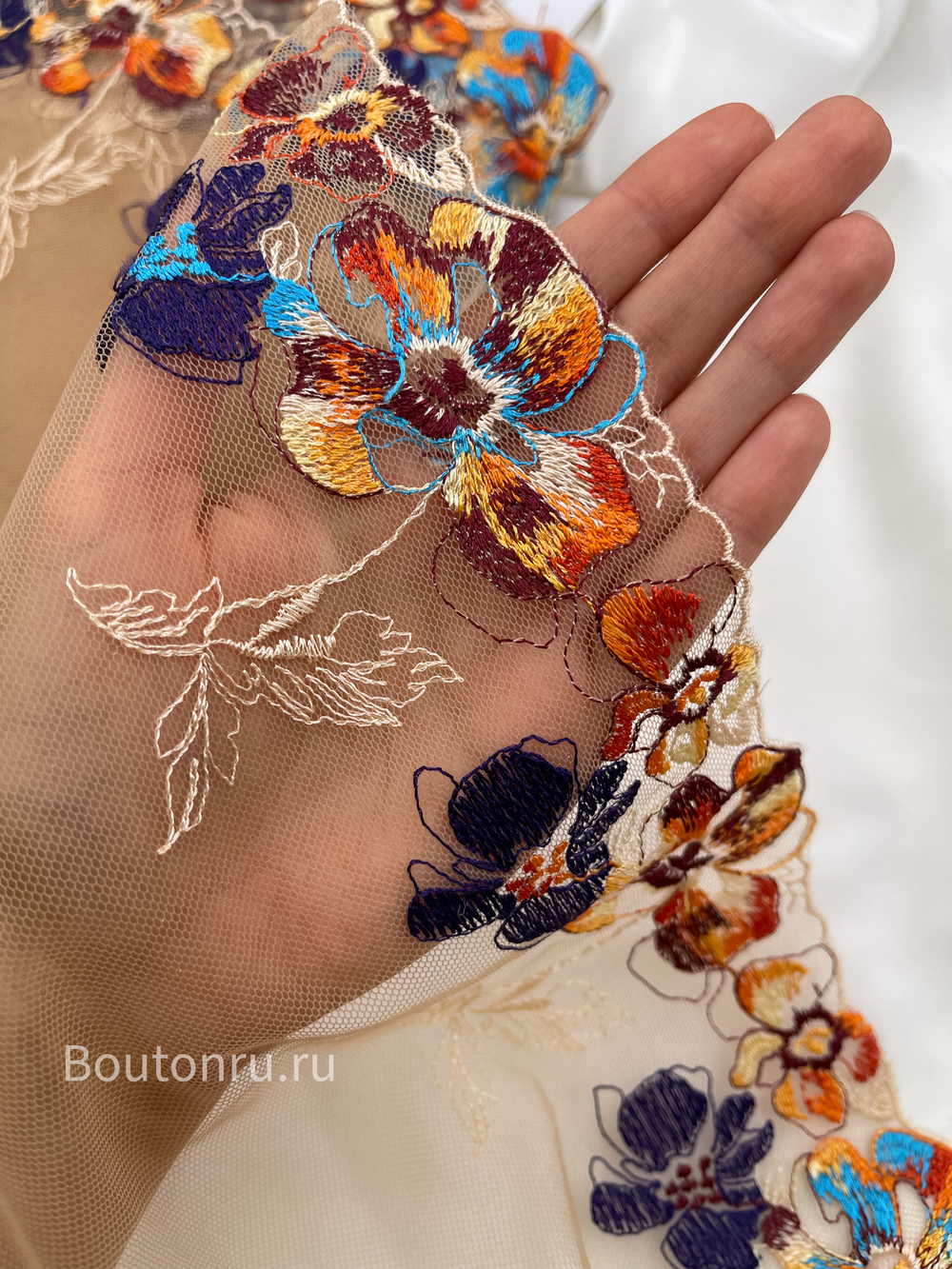 Кружево телесное с цветами фиалка
