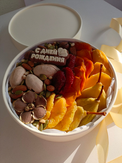 Коробка с орехами и сухофрутами