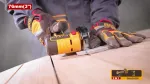 Работник в перчатках резет плитку на деревянной поверхности