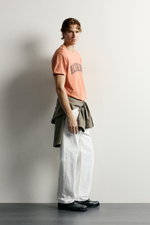 ФУТБОЛКА: ЭФФЕКТ СТИРКИ, КОНТРАСТНЫЕ НАШИВКИ — ZARA