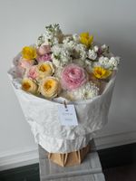 Букет из кустовых пионовидных роз, хризантемы, диантусов, ранункулюсов и маттиолы