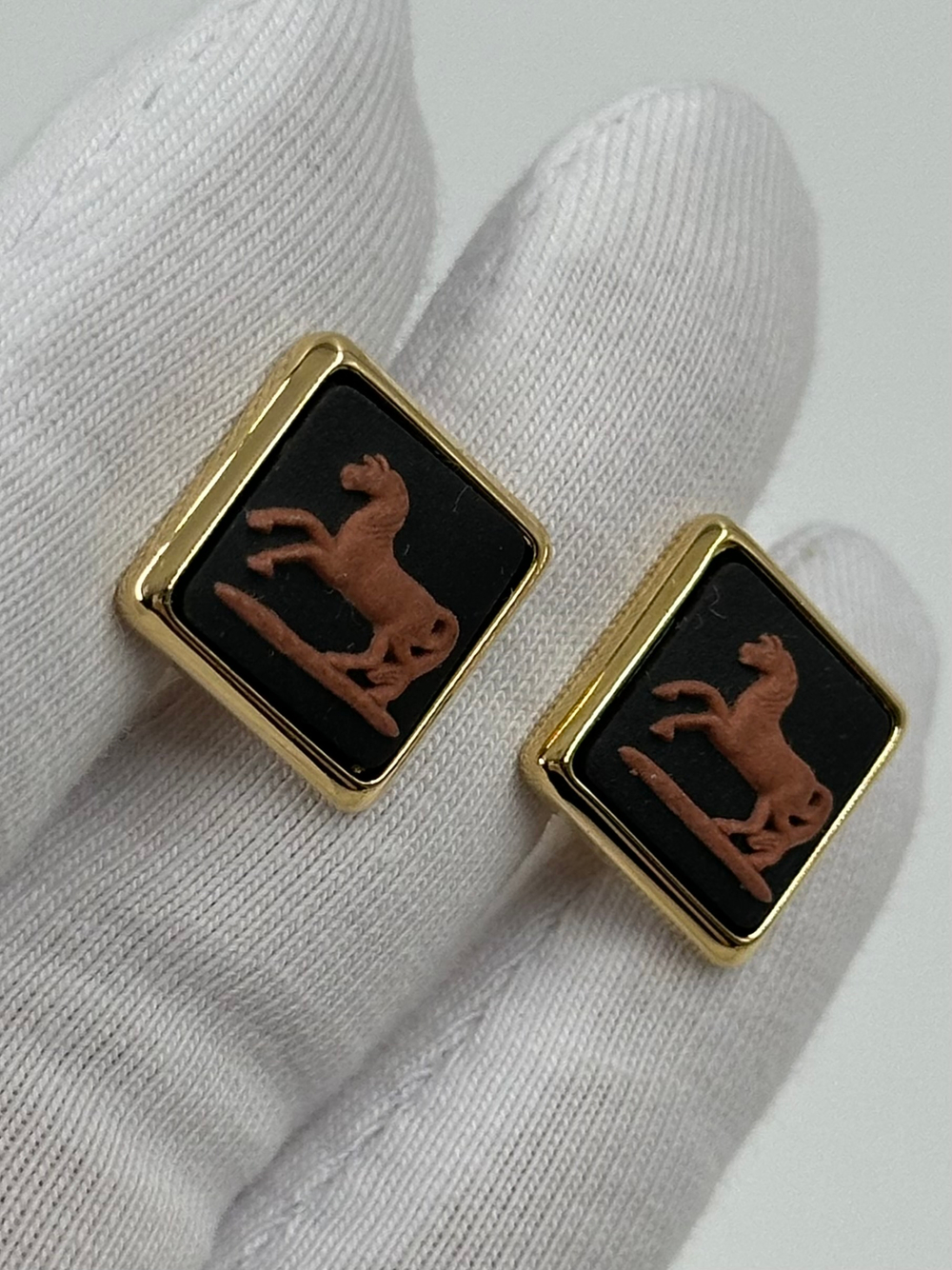 Запонки Wedgwood чёрные с лошадью