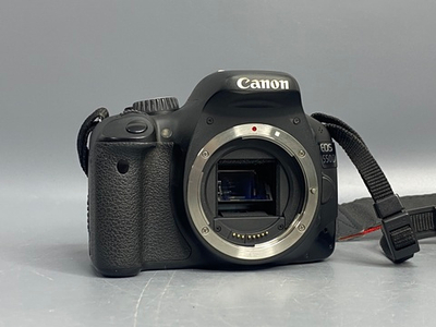 Canon EOS 550D 15.700 Кадров