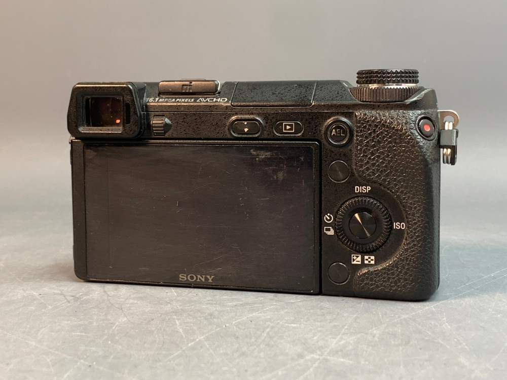 Sony NEX-6 kit 16-50mm 84.900 кадров, иногда заедает зум