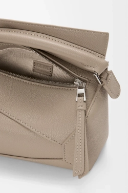 Loewe Мини-сумка Puzzle Edge из мягкой зернистой телячьей кожи, серо-бежевый