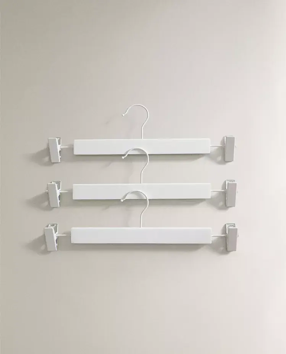 ZARA HOME ЛАКИРОВАННАЯ ДЕРЕВЯННАЯ ВЕШАЛКА С ЗАЖИМОМ (НАБОР ИЗ 3 ШТ.), БЕЛЫЙ