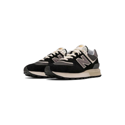 alt="Золотая нашивка NB на язычке и усиленный носок New Balance 574 Legacy Black Marblehead"