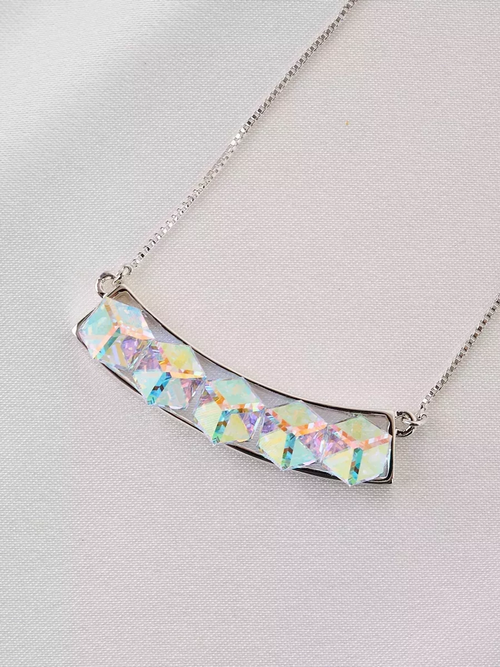 Колье Мираж с дорожкой кубиков-хамелеонов Swarovski